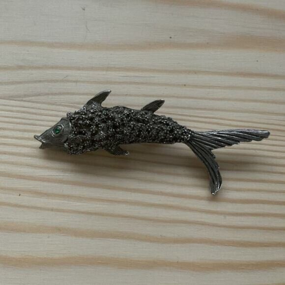Vintage Silver Fish Brooch Pin With Textured Design & Green Gem Eye - Picture 1 of 3